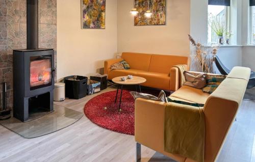 Posezení v ubytování Pet Friendly Home In Farsø With House A Panoramic View