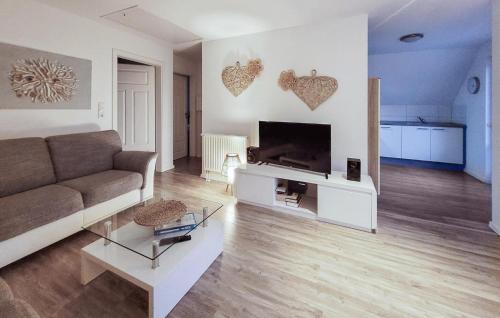 een woonkamer met een bank en een flatscreen-tv bij K96 Og in Marienfelde