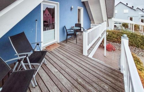 een terras met stoelen en een tafel op een huis bij K96 Og in Marienfelde