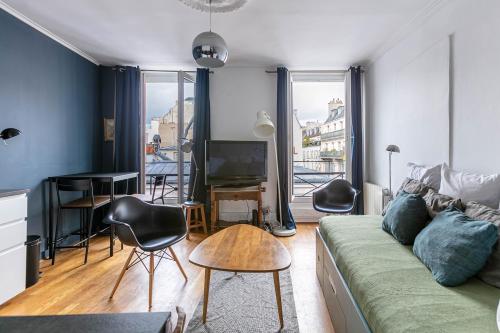 Paris Rooftop Views Cosy Separate Living Stay