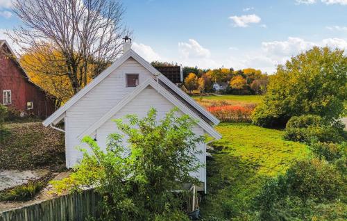 O grădină în afara Amazing Home In Strömstad With Wifi