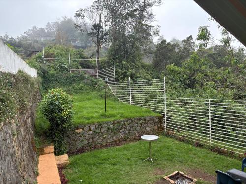 科代卡纳尔G k Holiday的山坡上的栅栏，草地上放着一张桌子