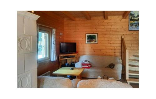 Μια τηλεόραση ή/και κέντρο ψυχαγωγίας στο 3 Bedroom Awesome Apartment In Mrkopalj