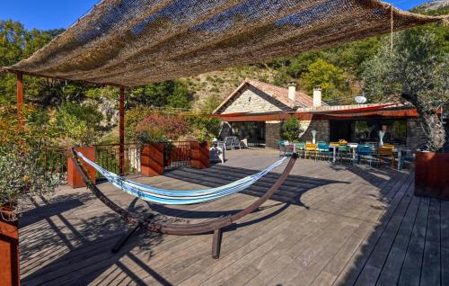 una hamaca en una terraza con patio en Amazing Home In Genestelle, en Genestelle