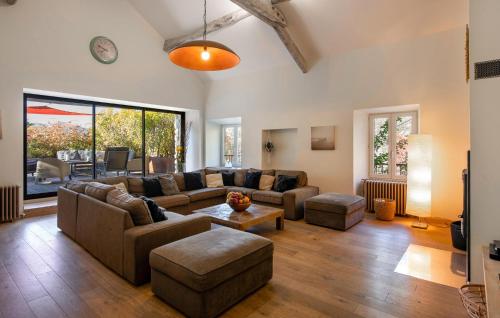 una sala de estar con un sofá y una mesa en Amazing Home In Genestelle, en Genestelle