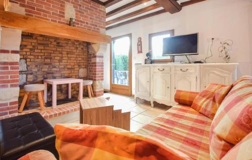 ein Wohnzimmer mit Sofa und Fernseher in der Unterkunft Confortable Maison Normande in Saint-Léger-sur-Bonneville