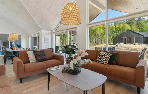 Khu vực ghế ngồi tại Lovely Home In Glesborg With Sauna