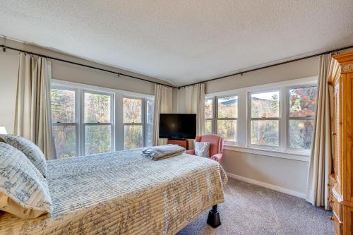 Postel nebo postele na pokoji v ubytování White Mountains Home with Hot Tub - Walk to Town!