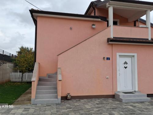 Apartment Orhidea in a peaceful setting near Umag