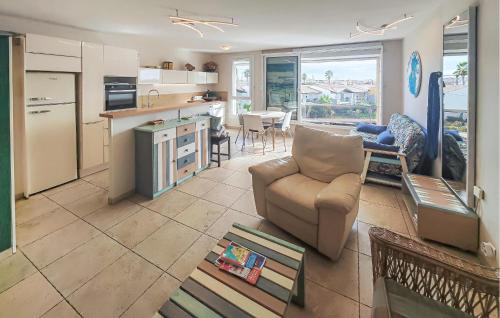 Kuchyň nebo kuchyňský kout v ubytování Nice Apartment In Agde With Wifi