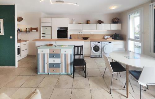 Kuchyň nebo kuchyňský kout v ubytování Nice Apartment In Agde With Wifi