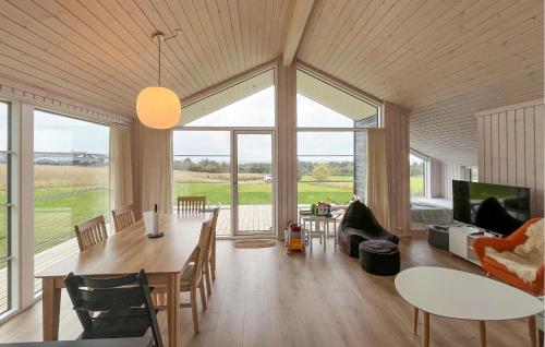 Una sala de estar con una mesa y sillas y un sofá. en Awesome Home In Store Fuglede With Wifi, en Bjerge