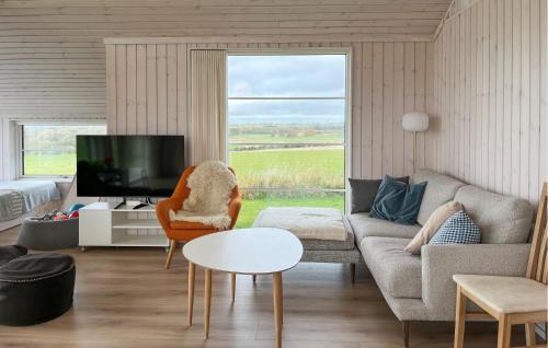 Una sala de estar con un sofá y un televisor. en Awesome Home In Store Fuglede With Wifi, en Bjerge
