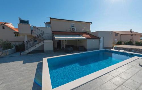 een zwembad voor een huis bij Stunning Home In Ugljane in Ugljane