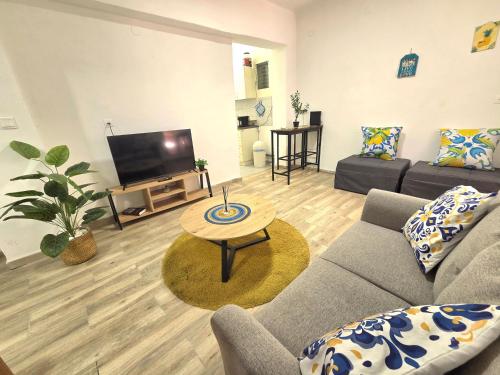 Μια τηλεόραση ή/και κέντρο ψυχαγωγίας στο Olive Guest House