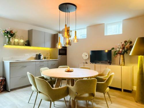 a kitchen and dining room with a table and chairs at De Baronie - In de winkelstraat in Breda