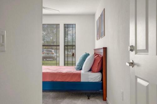 Postel nebo postele na pokoji v ubytování 4BD 2 MI to USF Free Pool + 24 Hour Gym