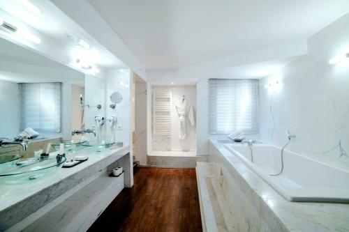 Koupelna v ubytování Bab Hotel