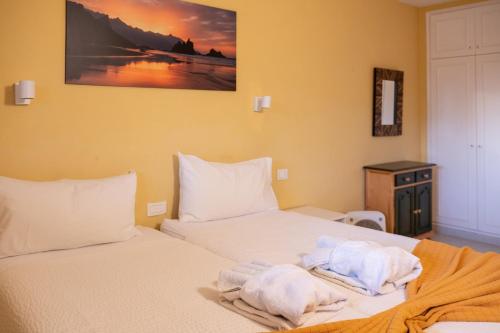two beds in a room with towels on them at Apartamento con vistas al mar en el Médano in El Médano