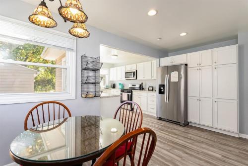 Kuchyň nebo kuchyňský kout v ubytování The Gold Charm - 5BR 2BA Home 1mi to ND Campus