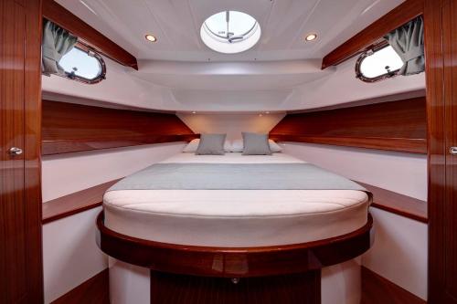 una piccola barca con un letto al centro di Capri Charter a Nerano