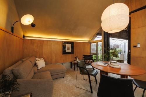 Khu vực ghế ngồi tại Suknirun House