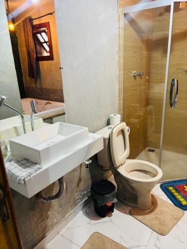 拉夫拉斯诺瓦斯Chalé Três Marias的带水槽和马桶的浴室