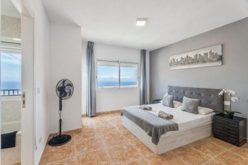 een slaapkamer met een bed en een groot raam bij Ocean View Costa Adeje in Adeje