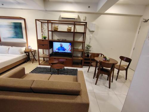 Un televizor și/sau centru de divertisment la Timurbay Seafront By Moonlight pool view