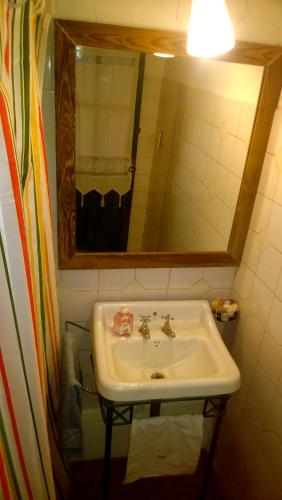 Bilik mandi di Apartamentos El Pintor