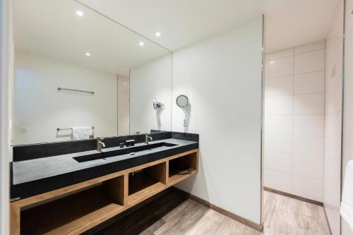 Ένα μπάνιο στο Beachfront Villa Deluxe 6p - Luxe & Uitzicht op het Grevelingenmeer - Villa 77