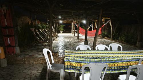 una mesa con sillas blancas y una mesa con mantel en Del Mar Vendra, en Manaure Viejo
