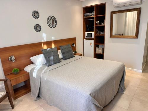 a bedroom with a large bed in a room at Suite del Sol 106 in Pinamar