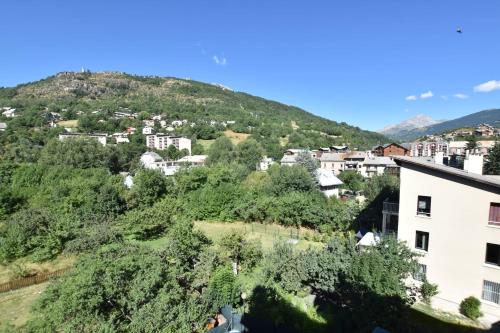 una vista de una ciudad con una colina en Comfortable 30m balcony and mountain view, en Briançon