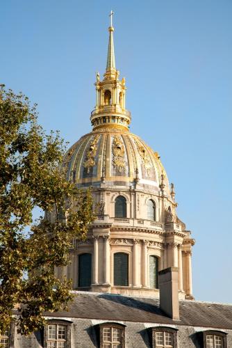 a building with a dome on top of it at Timhotel Invalides Eiffel in Paris