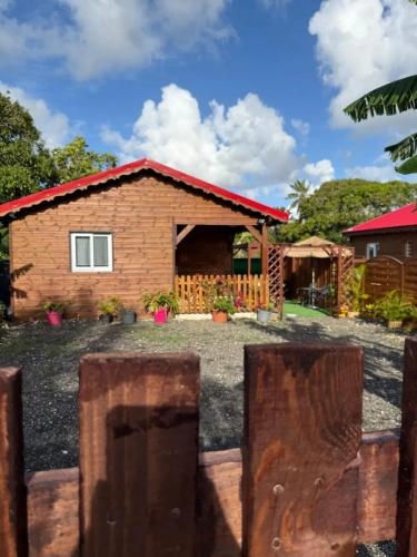 een huis met een hek ervoor bij Maison confortable à Petit-Canal avec jardin 52 m² in Petit-Canal