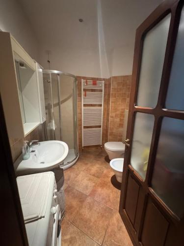 a bathroom with a sink and a toilet and a shower at Appartamento Serenity Lake in Lierna