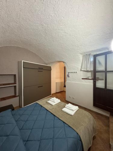 a room with a bed with towels on it at Appartamento Serenity Lake in Lierna