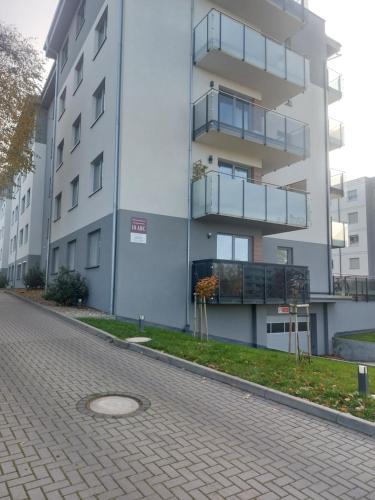 an empty street in front of a building at Apartament 24 Bolesławiec z garażem podziemnym in Bolesławiec