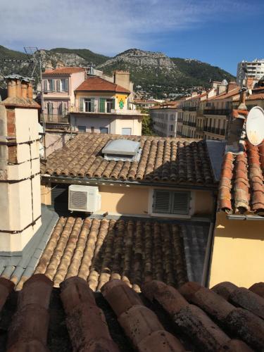 Au cœur du vieux Toulon au calme appartement rénové climatisé confortable étage élevé avec ascenseur proche parking et toutes commodités
