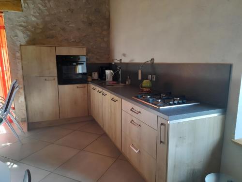 Kuchyň nebo kuchyňský kout v ubytování La Grange Du Vieux Village