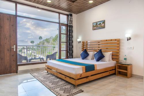 Ένα ή περισσότερα κρεβάτια σε δωμάτιο στο A Holiday Vacation Kasauli