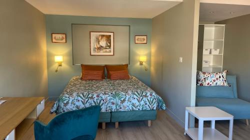 - une petite chambre avec un lit et une chaise bleue dans l'établissement Au cœur du vieux Toulon au calme appartement rénové climatisé confortable étage élevé avec ascenseur proche parking et toutes commodités, à Toulon