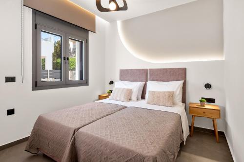 コキノス・ピルゴスにあるArismari Villa 1- Kokkinos Pyrgosの大きなベッドと窓のある寝室