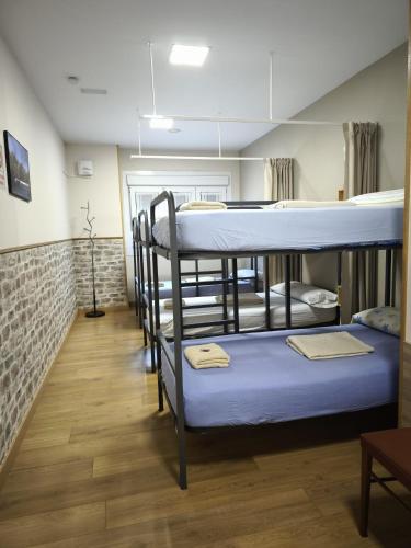a room with a row of bunk beds at Albergue Camiño Real in Sigüeiro