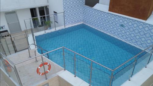 una grande piscina al centro di un edificio di Mostaza 316 - Lujo & Comodidad, Piscina, Gym, Parking en Av Centerario ad Armenia