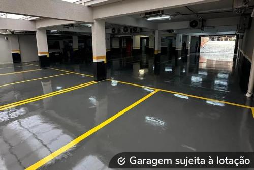 un garage vide avec une ligne jaune sur le sol dans l'établissement i5 Hotel Águas Claras, à Brasilia