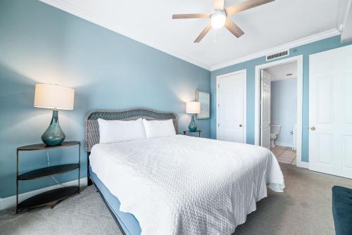 1 dormitorio azul con 1 cama y ventilador de techo en Island Royale P502, en Gulf Shores