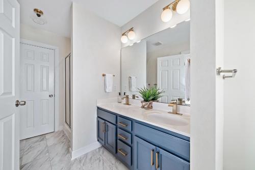 ein Badezimmer mit Waschbecken und Spiegel in der Unterkunft Thats What Sea Said in Fort Morgan