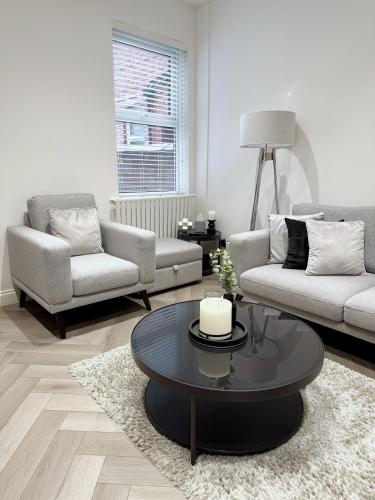 The Manchester Haven Sleeps 10 Near City Centre Breakfast hamper included photo 5